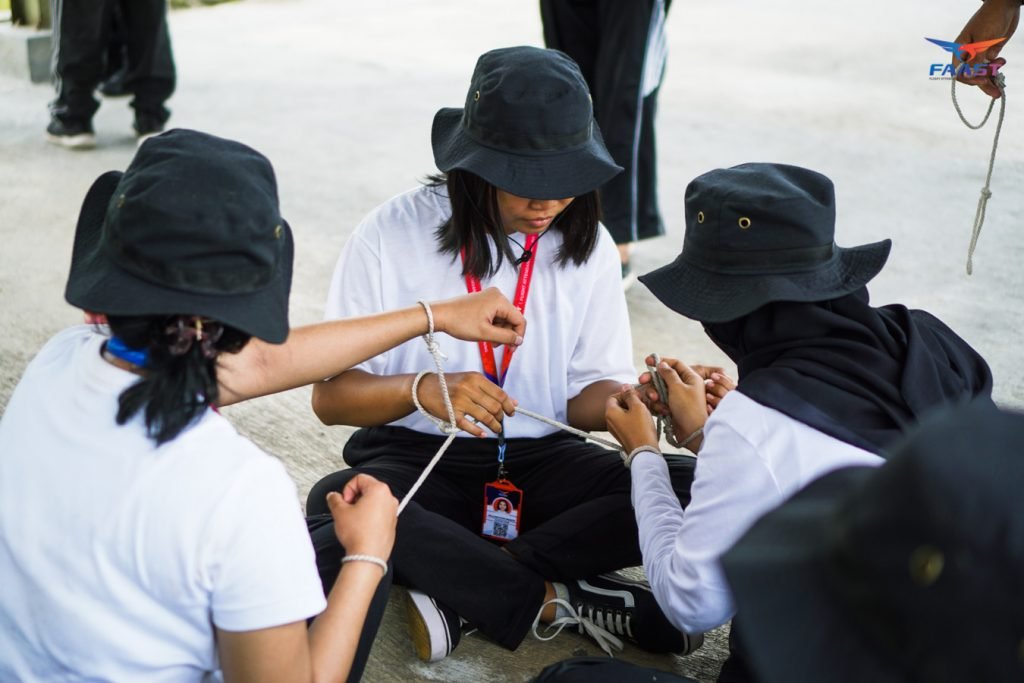 Kegiatan tali-temali dalam rangkaian PDK FAAST Penerbangan Yogyakarta.