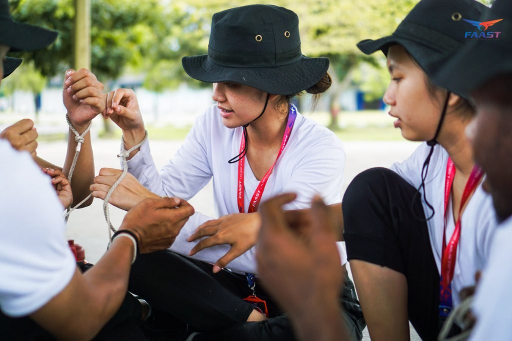 Kegiatan tali-temali dalam rangkaian PDK FAAST Penerbangan Yogyakarta.